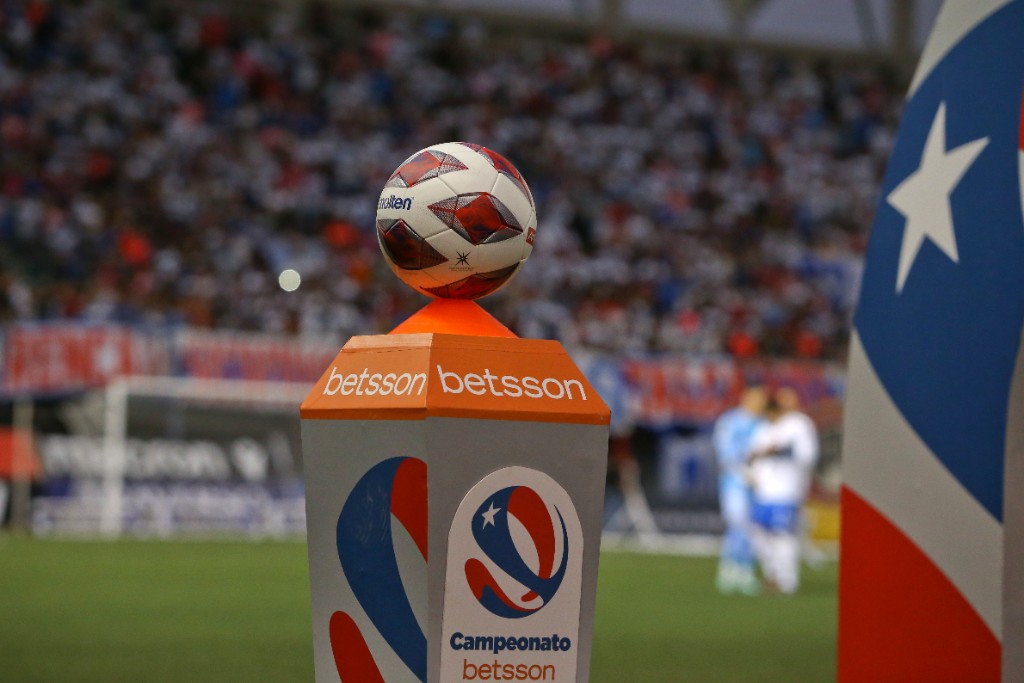 Universidad Católica y Palestino se ven las caras en Rancagua
