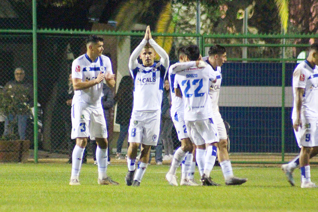 Santa Cruz vence a Puerto Montt y saca distancia en la parte baja