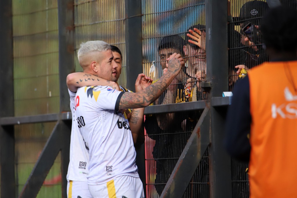 Rodrigo Holgado arremete entre los goleadores del Campeonato Betsson.