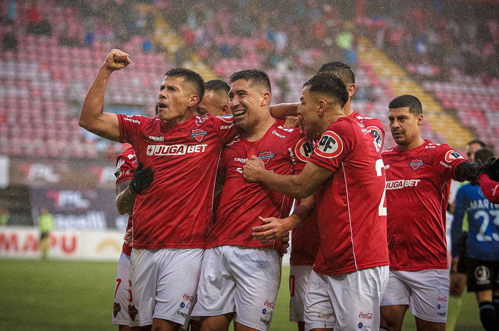 Ñublense goleó a Huachipato en el cierre de la primera en Chillán