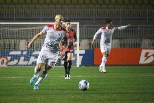 Unión La Calera se consolida en zona internacional tras vencer a Limache